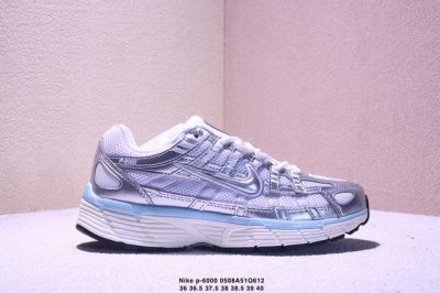 公司级耐克Nike P-6000 女子跑鞋内外侧都用了红色的钩子，采用透气材料，搭配匠心覆面，再现千禧年代的跑鞋风格，塑就大气外观。鞋款秉承 Nike Pega