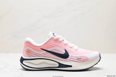 公司级nike Journey Run 2024跑步鞋 使用了新型的缓震材料 脚感偏韧 后跟有加厚的海绵填充 鞋子前掌和后掌做了加宽设计 增加了跑步时的稳定性