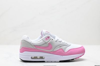 公司级Nike Air Max 1 耐克气垫 缓震 耐磨运动鞋 鞋身材质均选择皮革 织物 麂皮多种材质覆盖 保证质感的前提下 层次感也相当不错 带有开窗式 Ai