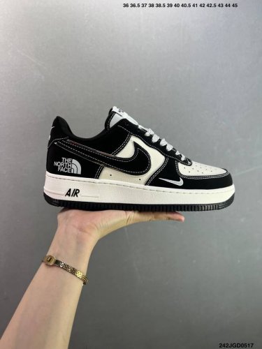nk Air Force 1 07 Low 空军一号低帮百搭休闲运动板鞋 Sj1198-108 柔软 弹性十足的缓震性能和出色的中底设计 横跨复古与现代的外型结