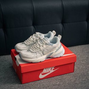 核心私 Nike V2K Run 减震防滑复古低帮跑步鞋 材质上使用大面积网眼 皮革 Tpu 组成 支撑和透气性肯定不错 中底处由 Cushlon 泡绵打造 保