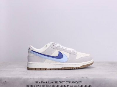 Nike Dunk Low Se “85” 双勾 Nike推出特别版dunk Low企划。此款nike Dunk Low采用灰色面革材质，鞋身左右侧均配有皮革质