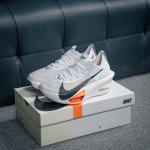 核心私 Nike Zoomx Vaporfly Next% 3 整体采用前作的设计语言，并且对后者的细节进行升级，马拉松和长距离路跑的性能极限设计而生。 货号：