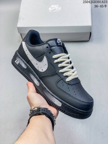 耐克 Nike Air Force 7 空军一号 Af 1 低帮 厚底增高百搭 休闲运动板鞋。柔软、弹性十足的缓震性能和出色的中底设计，横跨复古与现代的外型结合