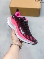 Nike 耐克 原楦原纸版开发版型，采用 Flyknit 针织鞋面材质，搭载瑞亚react轻盈泡棉缓震科技中底，外置防滑耐磨华夫格橡胶外底片全新一代登场，耐克n