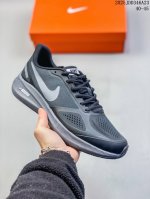 耐克Nike Zoom Winflo 登月7X网面 轻质 休闲运动跑步鞋。采用了后掌气垫 Air-Zoom 的设计，升级中底为Cushlon St，材质上更显得