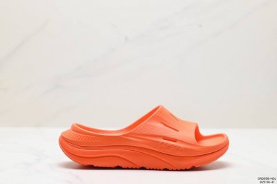 Hoka One Ora Recovery Slide 3 运动拖鞋！ 外观时尚大气 鞋底采用耐磨材质 细致做工 彰显品牌魅力 微翘式鞋头设计，响应灵活 保护脚