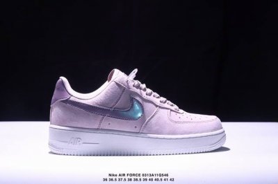 140 真标耐克Nike Air Force 1’07空军一号低帮百搭休闲运动板鞋。柔软、弹性十足的缓震性能和出色的中底设计，横跨复古与现代的外型结合，造就出风