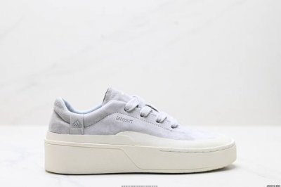 真标Adidas Labcourt 百搭休闲轻松舒适 耐磨透气低帮 板鞋 鞋面使用了绒毛麂皮 鞋面和鞋底连接处使用了包边处理 看起来更加精致有型 内里也使用了光
