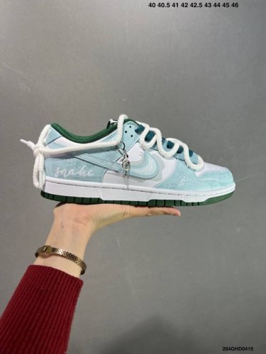 公司级耐克 Nike Dunk Low Retro 运动鞋复古解构绑带板鞋 双鞋带。作为 80 年代经典篮球鞋款，起初专为硬木球场打造，后来成为席卷街头的时尚标