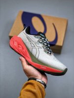 Asics 亚瑟士Novablast 4.0 男女士运动鞋 缓震回弹透气耐磨跑鞋 一鞋一科技：Novablast 4，跑鞋中底同时实现厚软轻弹 货号：1011B