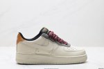 公司级耐克Nike Air Force 1“07空军一号低帮百搭休闲运动板鞋。柔软、弹性十足的缓震性能和出色的中底设计，横跨复古与现代的外型结合，造就出风靡全球
