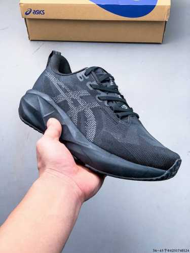 集图 Asics 宣布推出备受期待且深受粉丝喜爱的新款 Novablast 5 跑鞋。 Novablast 系列的最新更新通过轻质材料和 Asics 全新中底材