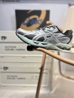 Asics Gel-Nimbus 10.1亚瑟士经典跑鞋 如今机能风和户外风吹得正劲，便是主打“Urban Outdoor机能越野风格”，城市和户外场景都能轻松