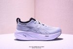 170 asics 亚瑟士Gel-Nimbus 26稳定跑鞋鞋面采用双层提花网面设计，提高包裹性和透气性，后跟搭载稳定系统科技T-Gel提升整体支撑力和结构感，