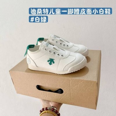 配色合集 140 迪桑特儿童一脚蹬皮面小白鞋 Size:26-37码 孩子们的时尚与舒适并重的选择！迪桑特儿童一脚蹬皮面小白鞋，是每个小脚丫的完美伴侣！ 这款鞋
