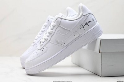真标耐克nike Air Force 7 空军一号低帮百搭休闲运动板鞋。柔软、弹性十足的缓震性能和出色的中底设计，横跨复古与现代的外型结合，造就出风靡全球三十多