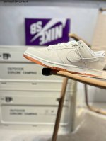 耐克Nike Dunk Low 板鞋Sb系列经典百搭休闲运动板鞋加厚鞋舌的填充，使舒适性大大提升，同时也更方便穿脱中底部分则加入了脚感柔软舒适Zoomair气垫