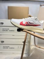 nk Air Zoom Pegasus 40 登月跑鞋 登月40代超轻网面跑步鞋 脚跟区域营造出色舒适度，而在鞋底部分，搭载全掌型Zoom Air配置耐克网面透