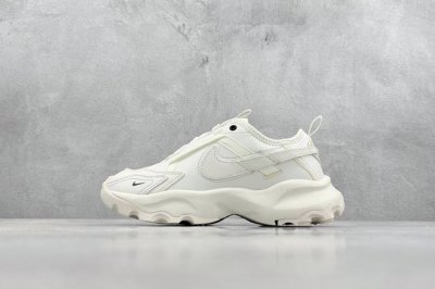 Ds版 W Nike Tc 7900 新款老爹鞋 注入非凡时尚气息 塑就高雅外观 耐穿合成材质搭配柔软丝绒 该鞋款保留了挚爱的加垫鞋口 柔软泡绵缓震配置 和抓附