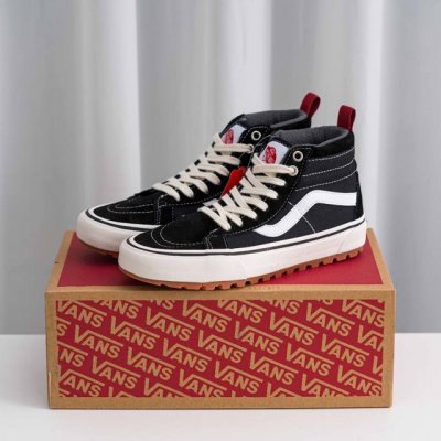 核心私 Vans Sk8 Hi Mte-1 经典款高帮 休闲鞋，黑色搭配白色条纹，耐磨生胶底，舒适又耐穿。全新未穿，适合四季穿着。适合日常出行或者搭配 尺码：3