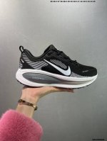 公司级Nike Vomero 18 耐克 舒适减震防滑 低帮跑步鞋 全掌Reactx泡绵中底 前掌和后跟还配备了Air Zoom气垫单元 据说跑起来更快更舒适哦