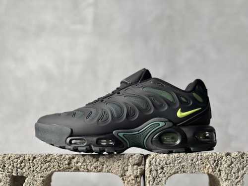 NK Air Max Plus 复古气垫跑鞋 中底造型大部分保留，仅在前段追加了加固上翻 鞋面的经典轮廓得以重塑 带来更契合现代审美的外观 整双鞋采用撞色妆点