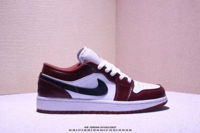 乔丹一代 Air Jordan 1 乔1 低帮Aj1系列 运动鞋复古休闲篮球鞋 提高了与足部的贴合度，给人不一样的穿着体验。鞋底的平稳支撑，让你在运动中随意冲刺