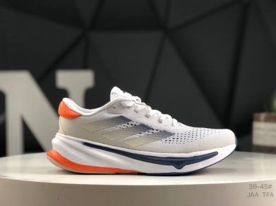 阿迪 Ad Supernova Rise 阿迪全新休闲轻跑鞋 款鞋采用了Dreamstrike+ 中底 将缓冲材质与柔软的织物相结合 以最大限度地减少刺激性摩擦