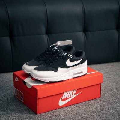 核心私 Nike Air Max 1 耐克气垫 缓震 耐磨运动鞋 鞋身材质均选择皮革 织物 麂皮多种材质覆盖 保证质感的前提下 层次感也相当不错 带有开窗式 A