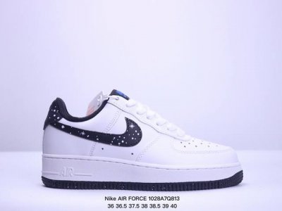 公司级耐克Nike AIR FORCE 1‘07 空军一号低帮百搭休闲运动板鞋。柔软、弹性十足的缓震性能和出色的中底设计，横跨复古与现代的外型结合，造就出风靡全