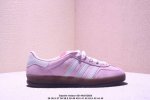 阿迪达斯 Adidas Originals Gazelle Indoor复古三叶草防滑透明橡胶板鞋经典运动鞋。这款经典鞋,忠于原版设计,缀撞色三条纹和鞋跟饰片。