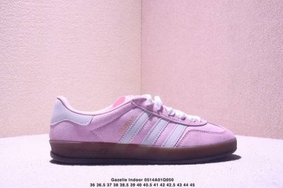 阿迪达斯 Adidas Originals Gazelle Indoor复古三叶草防滑透明橡胶板鞋经典运动鞋。这款经典鞋,忠于原版设计,缀撞色三条纹和鞋跟饰片。