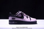 公司级耐克Nike Air Force 1“07空军一号低帮百搭休闲运动板鞋。柔软、弹性十足的缓震性能和出色的中底设计，横跨复古与现代的外型结合，造就出风靡全球