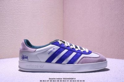 海外爆款限量发 高端定制 Ad Gazelle Indoor Trainers 斯图西联名---灰白蓝 原厂定制长毛翻毛皮组合环保纤维革鞋面材质 内置环保海玻璃