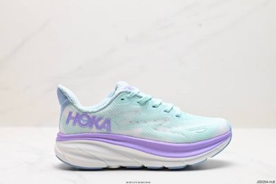 公司级小红书推荐hoka M Clifton 9 全新配色 这个品牌来自于新西兰的毛利语，Hoka表示大地，One One表示飞越，连起来就是飞越地平线，One