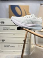 asics Gel-Kayano 31亚瑟士经典跑鞋 如今机能风和户外风吹得正劲 便是主打 Urban Outdoor机能越野风格 城市和户外场景都能轻松应对