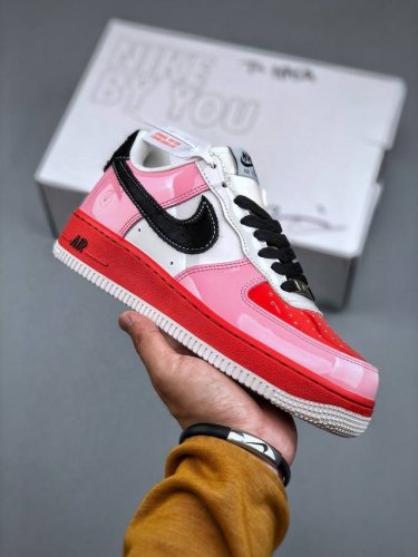 nike Air Force 1“07 漆皮黑粉红 空军一号低帮百搭休闲运动板鞋。柔软、弹性十足的缓震性能和出色的中底设计，横跨复古与现代的外型结合，造就出风靡