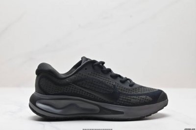 公司级nike Joerney Run 轻便跑步鞋 使用了新型的缓震材料 脚感偏韧 增加了跑步时的稳定性 织物加网纱的鞋面极好的透气性 官方货号:Fn0228-