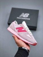 New Balance 471系列 粉色复古轻便平衡生活休闲鞋 上架实拍以复古跑鞋设计为灵感 融合现代舒适科技 重塑街头与日常穿搭的潮流风格 延续Nb标志性的流