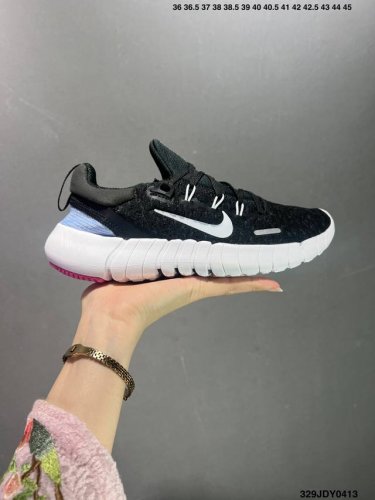 Nike Free Rn 5.0 Next Nature 5.0 赤足跑鞋 环保系列针织轻便透跑步鞋可缔造袜子般的贴合感受和轻盈脚感，助你在跑步、训练和日常活动