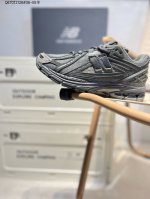 New Balance 1906系列复古老爹风休闲鞋 #采用轻质牛剖革拼接透气网眼衬垫织物鞋面材质 T-Beam大底提供足步弓支撑，保持步态稳定 后跟搭载外露缓