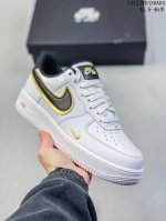 公司级带半码耐克nike Air Force 7 空军一号低帮百搭休闲运动板鞋。柔软、弹性十足的缓震性能和出色的中底设计，横跨复古与现代的外型结合，造就出风靡全