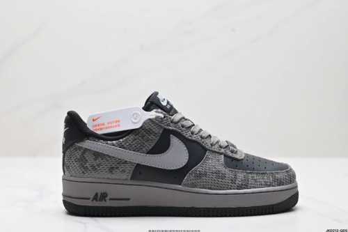 公司级耐克nike Air Force 1‘07 空军一号低帮百搭休闲运动板鞋。柔软、弹性十足的缓震性能和出色的中底设计，横跨复古与现代的外型结合，造就出风靡全