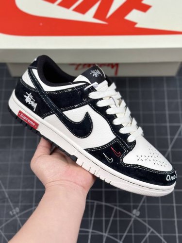 Nk Sb Dunk Low 斯图西联名-刺绣黑勾 周年高端定制 低帮休闲板鞋 #定制鞋盒 大厂纯原品质出货 超高清洁度 皮料切割干净无任何毛边 细节完美 货号