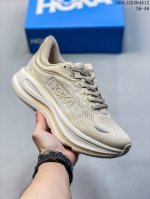 公司级 Hoka畅行无阻 Hoka One One Bondi 9 舒适百搭耐磨轻便 低帮跑步鞋 男女款。Bondi 9 最显著的变化在于其鞋底单元，原本扎实可