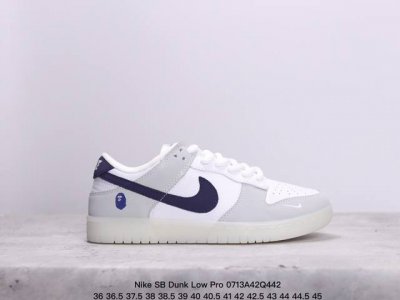 耐克nike Sb Dunk Low Pro 复古低帮 真标 休闲运动滑板板鞋。采用脚感柔软舒适zoomair气垫，有效吸收滑板等极限运动在落地时带来的冲击力，