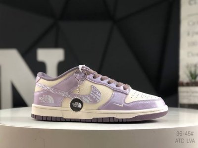 公司级带半码 耐克 Nike Dunk Low 此款主张打破传统的工业化流水线设计限制，以Made By Ideas的超级创意为理念，集结众多潮流设计师，结合时