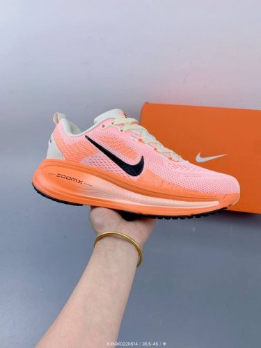 耐克 Nike Vomero 18 厚底增高老爹运动跑步鞋。全新 Vomero 提供比以往更多的緩衝效能以及該系列有史以來最高的鞋底高度，結合 Nike 的 Z