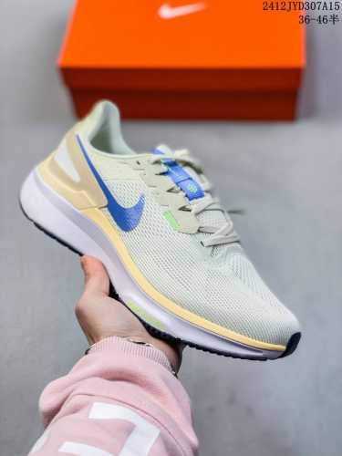 公司级 耐克 Nike Zoom Winflo 25 登月25代 跑鞋透气缓震疾速跑鞋 采用透气网眼鞋面搭配外翻式鞋口，为脚跟区域营造出色舒适度，而在鞋底部分，